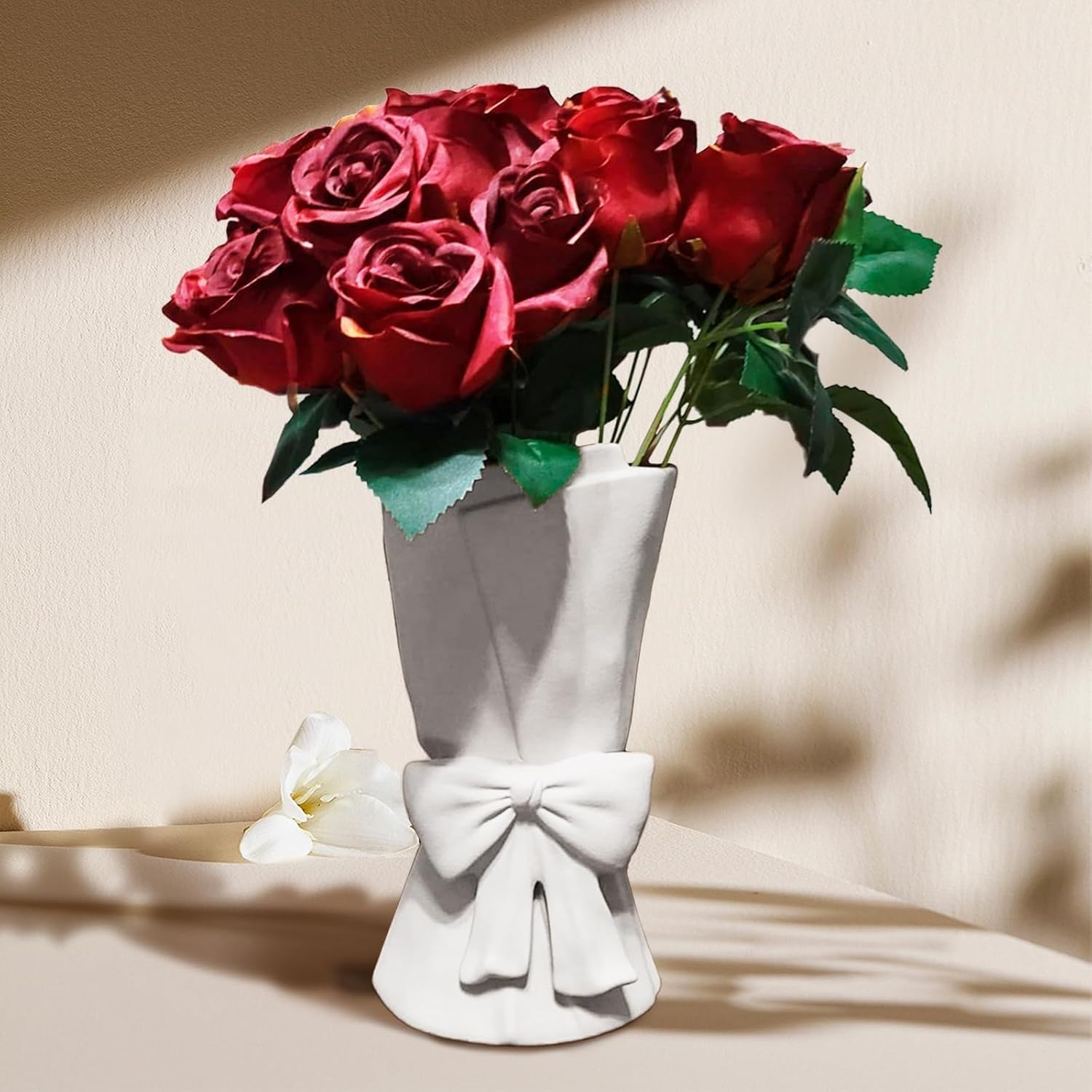 Creative Bow - Decorated Ceramic Vase: Elegant Shape, Adding Romantic Atmosphere to Home